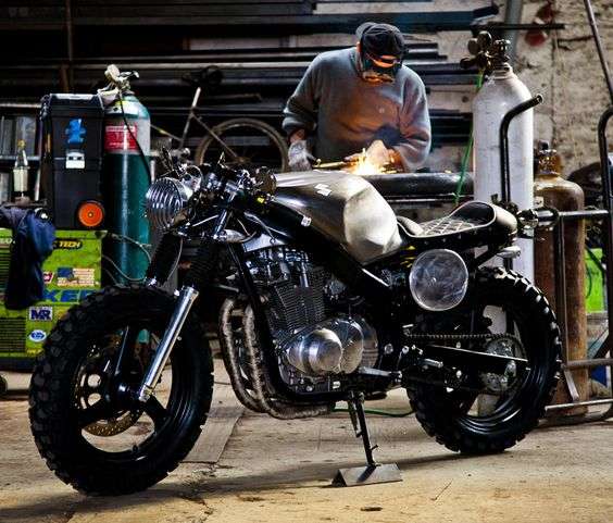 Motosiklet qanadının təmiri